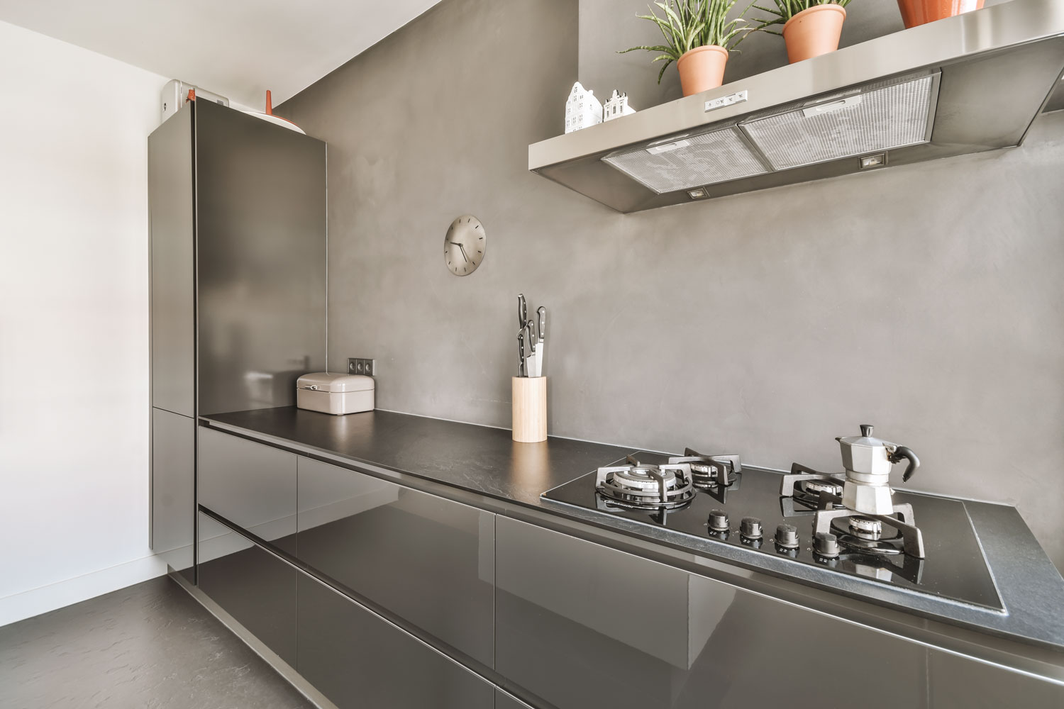 A minimalist handleless kitchen with J-Groove door stlye