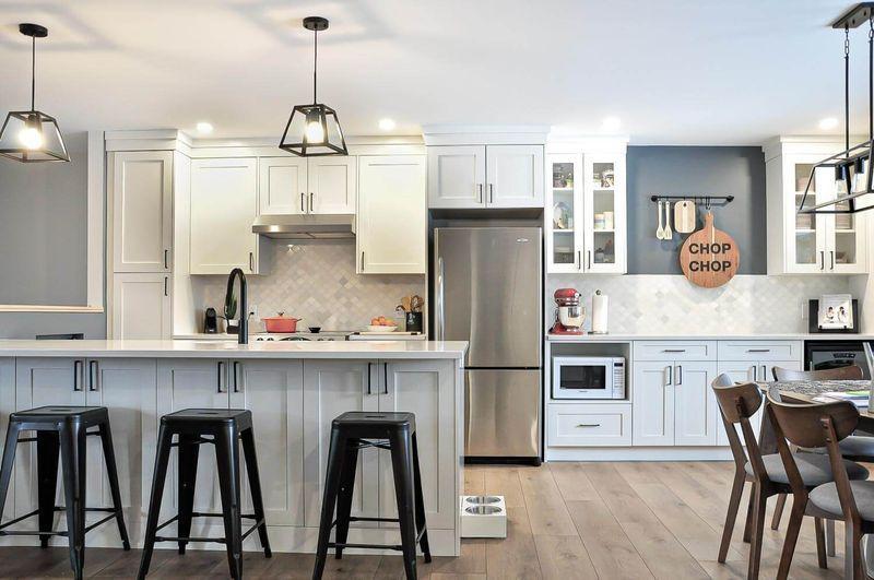 How to Choose the Best Open-Concept Cabinet Layout 2 Bright kitchen with stylish decor.